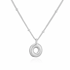 Ciondolo cerchio a bolla in argento lucido su collana a sfere con elegante riflesso