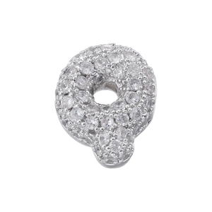 Dettaglio macro del ciondolo a lettera Q in argento con zirconi 5A e micro-pavé per DIY
