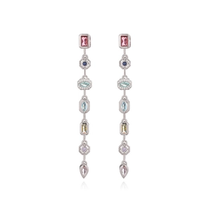 Gros plan détaillé de boucles d'oreilles pendantes avec pierres multicolores