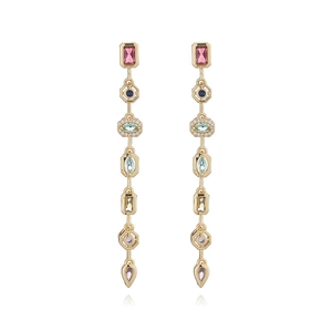 Détail des boucles d'oreilles pendantes géométriques colorées avec maillons dorés fins