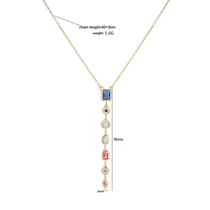 Collier doré de luxe avec pendentif géométrique en cristal multicolore sur fond blanc