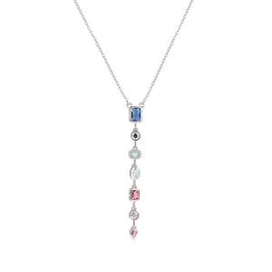 Détail du collier argenté en Y orné de pierres précieuses géométriques colorées