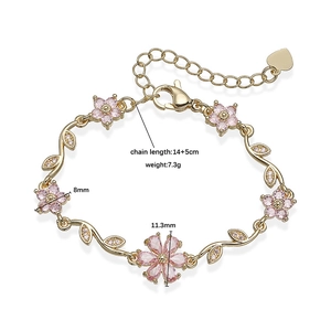Bracciale floreale dorato con petali in zircone rosa e design a foglie su sfondo bianco