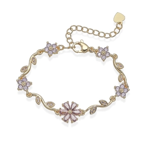 Elegante bracciale floreale dorato con petali in zirconia lavanda e dettagli foglia