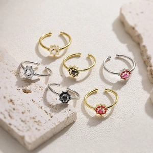 Dettagli di anelli regolabili a ragnatela con smalto colorato e strass lucidi