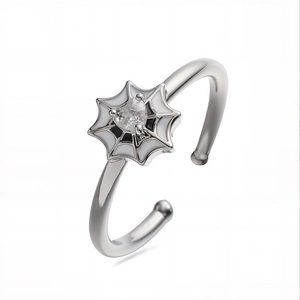 Macro dell'anello a ragnatela in argento con zircone a cuore e dettagli in smalto