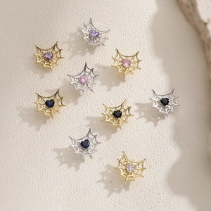 Pendientes góticos de telaraña con cristales de corazón coloridos en acabado oro y plata