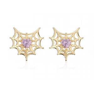 Detalle de pendientes de telaraña dorada con circonita púrpura en forma de corazón