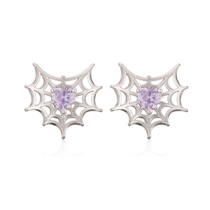 Detalle de pendientes de corazón telaraña con piedras de circonio púrpura mujer