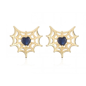 Detalle de pendientes de telaraña dorados con piedras azules de corazón para Halloween