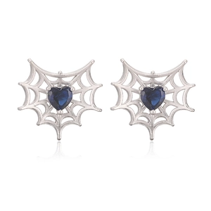 Detalle de pendientes de telaraña con cristal azul en forma de corazón y plata