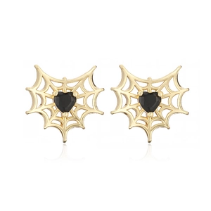 Detalle de pendientes de telaraña dorada con piedra de circón negro en forma de corazón
