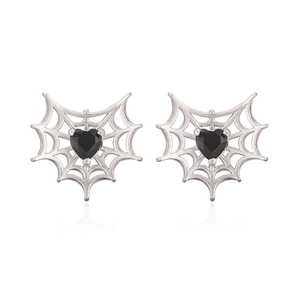 Vista macro de pendientes de tela de araña plateada con circonitas negras en forma de corazón