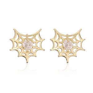 Detalle de los pendientes de telaraña dorada con circonita brillante en forma de corazón
