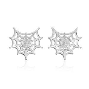 Vista detallada de los pendientes de telaraña con circón en forma de corazón en acabado plata