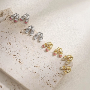 Elegante set gioielli ballerina con smalto rosa e pietre di zircone bianco scintillanti