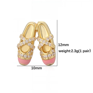 Orecchini a scarpetta di danza rosa in oro con pietre di zircone e finitura smaltata