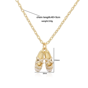 Elegante collana a scarpetta da ballo dorata con smalto bianco e pietre di zircone