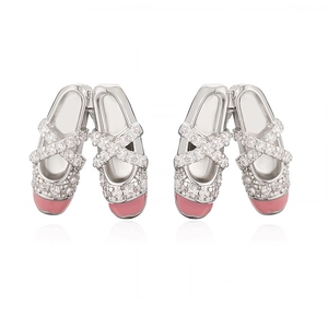 Dettaglio di orecchini a ballerina con smalto rosa e pavé di zirconi scintillanti