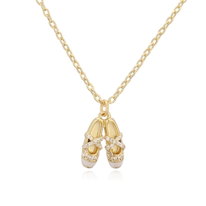 Collana dorata elegante con pendente scarpette da ballo in smalto bianco e zirconi brillanti
