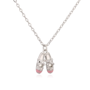 Dettaglio del ciondolo scarpetta da ballo con smalto rosa e zirconi su argento