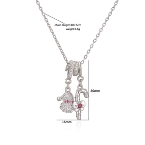Vue macro du pendentif de Noël avec chapeau et canne en sucre sertis de zircons roses