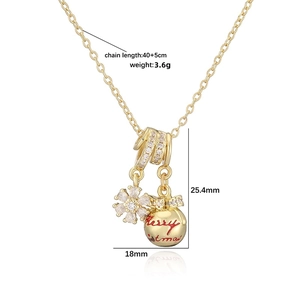 Détail du pendentif de Noël avec gravure Merry Christmas et accents de fleurs en cristal