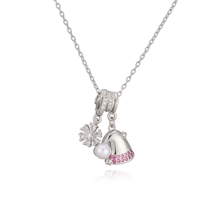 Détail du collier flocon de neige avec perle blanche et cloche en cristaux roses