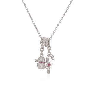 Détail du collier de Noël argenté avec pendentifs bonnet de Noël et sucre d'orge