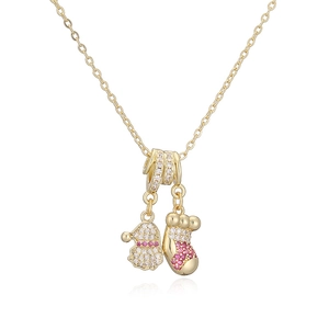 Détail du collier festif doré avec pendentifs père noël et chaussette sertis de zircons