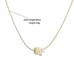 Collier plaqué or 18 carats avec pendentif cube lettre A et chaîne de 45 cm