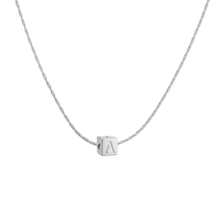 Collier minimaliste argenté avec pendentif carré lettre A sur une fine chaîne à maillons