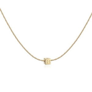 Détail du collier pendentif carré plaqué or 18 carats avec lettre B gravée