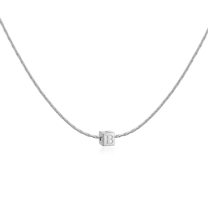 Vue macro du pendentif cube en plaqué or 18K argenté avec lettre B gravée sur chaîne