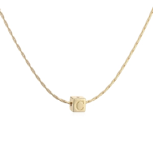 Détail du pendentif cube plaqué or 18 carats avec lettre C sur une fine chaîne