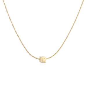 Détail du collier plaqué or 18 carats avec pendentif cube gravé de la lettre D