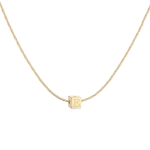 Détail du collier plaqué or 18 carats avec un pendentif cube gravé de la lettre E