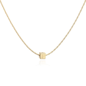 Détail macro du pendentif cube plaqué or 18K avec la lettre F gravée sur la chaîne