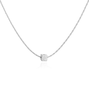 Vue détaillée d'un pendentif cube avec lettre F gravée sur une chaîne à mailles