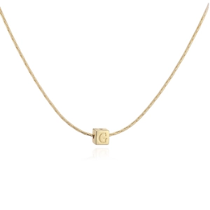 Vue détaillée du pendentif carré plaqué or 18K avec la lettre G sur chaîne serpent