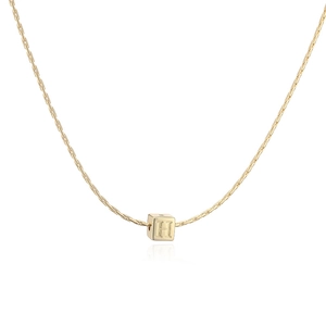 Détail macro du pendentif cube plaqué or 18 carats avec lettre H gravée sur chaîne en O