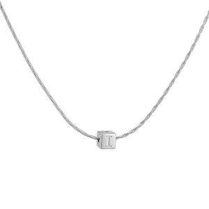 Gros plan d'un pendentif cube argenté avec lettre I sur une fine chaîne serpent