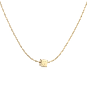 Vue macro du pendentif cube en or 18 carats avec lettre J sur une chaîne fine