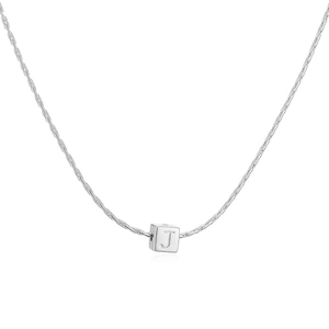Détail du pendentif carré plaqué or 18K avec la lettre J gravée sur une chaîne fine
