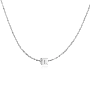 Gros plan du pendentif cube argenté avec la lettre L gravée sur une chaîne serpent