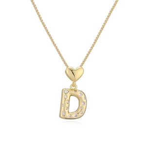 Dettaglio della collana con lettera D in oro 18K e zirconi cubici scintillanti