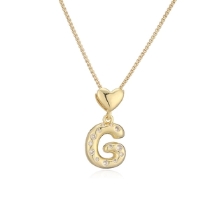 Dettaglio del ciondolo a lettera G dorata con zirconi su una collana a catena veneziana
