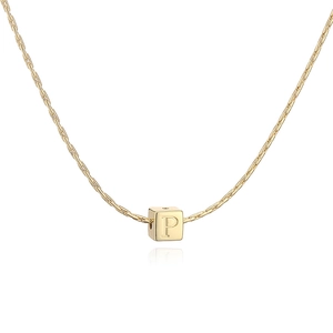 Détail macro d'un pendentif carré plaqué or 18 carats avec la lettre P gravée sur une chaîne