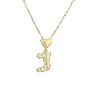 Dettaglio di una collana dorata con chiusura a cuore in zirconia e ciondolo a lettera J