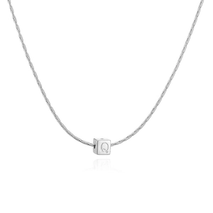 Vue détaillée du pendentif cube argenté gravé de la lettre Q sur une fine chaîne métal